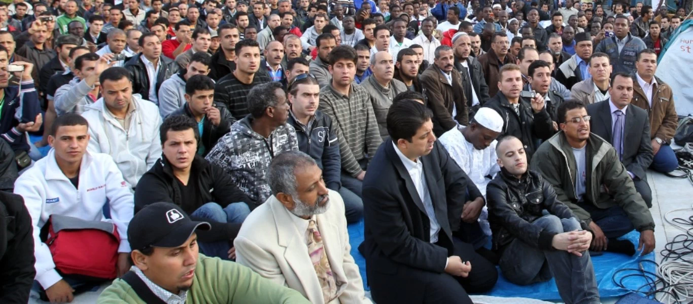 Και όμως δεν είναι η Καμπούλ αλλά η Αθήνα - Η προσευχή μουσουλμάνων στον Βοτανικό (βίντεο)